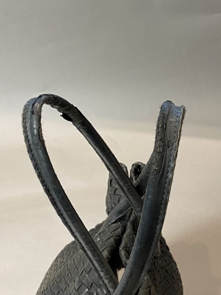 BOTTEGA VENETA - Sac en cuir « intreccio » noir, double poignée, porté main ou…
