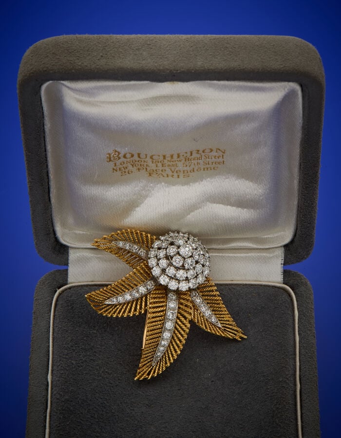 BOUCHERON - CLIP de CORSAGE "fleur" en platine (950‰) et or jaune (750‰) ajouré…