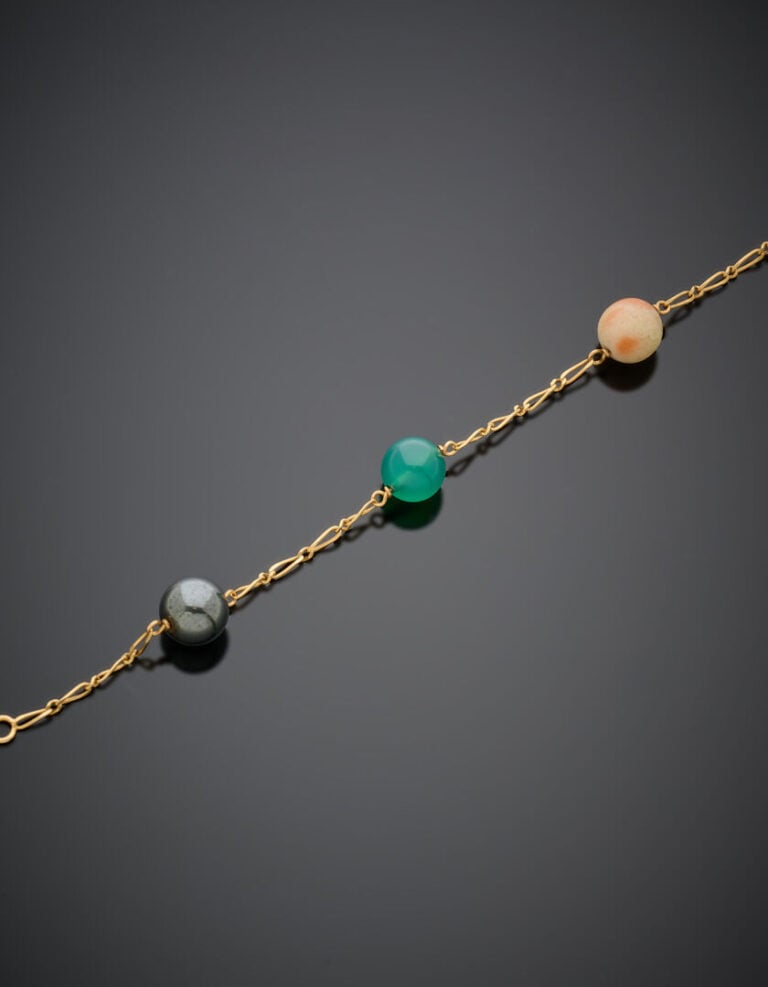 BRACELET composé d'une chaînette en or jaune (750°/°°) alternée de cinq boules…
