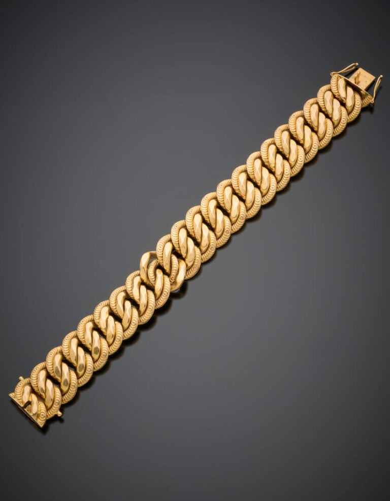 BRACELET double gourmette en or jaune (750°/°°) partiellement guilloché et limé…