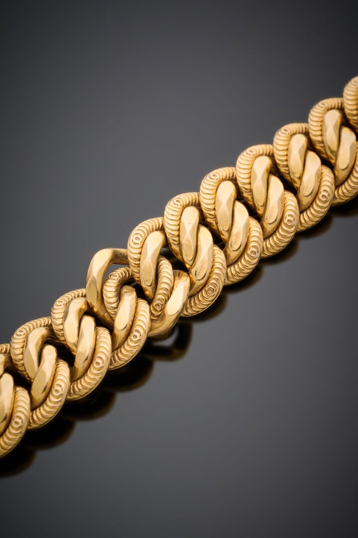 BRACELET double gourmette en or jaune (750°/°°) partiellement guilloché et limé…