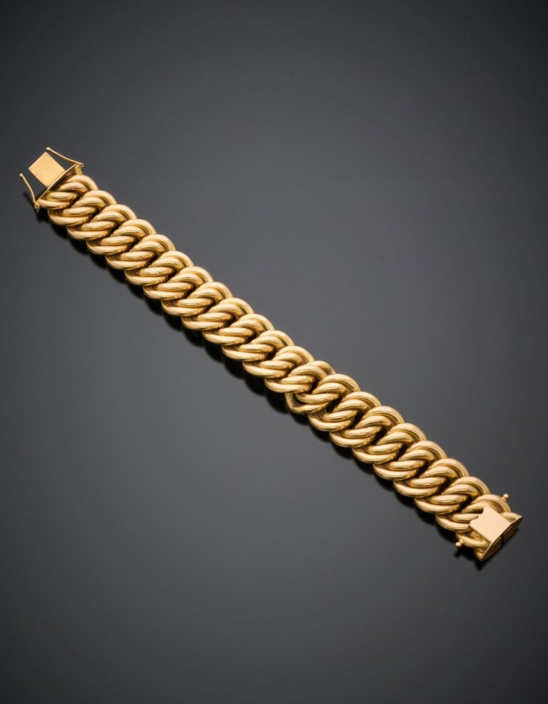 BRACELET double gourmette en or jaune (750°/°°) partiellement guilloché et limé…