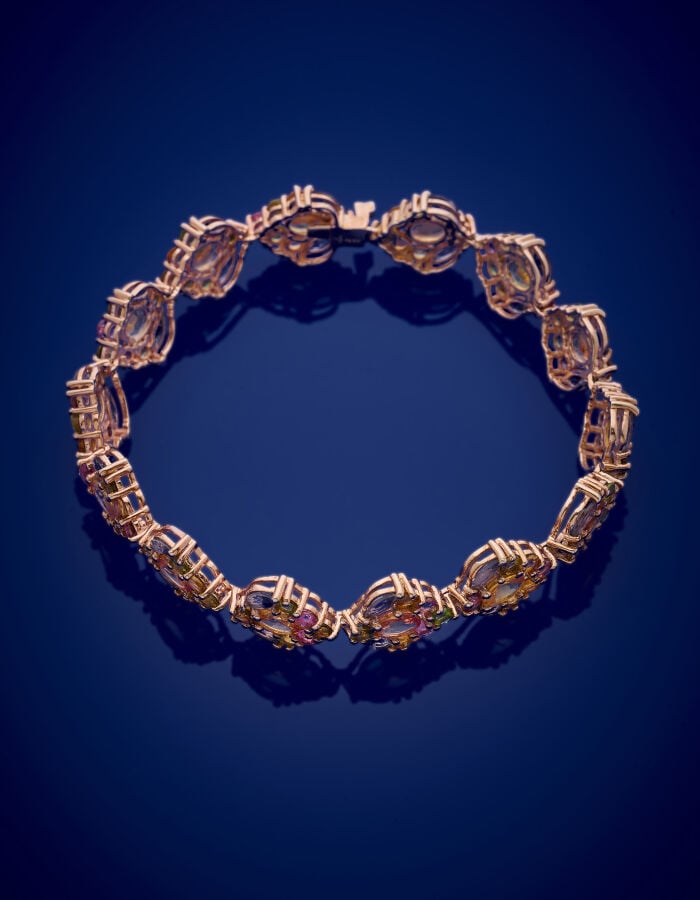 BRACELET en vermeil rose (925‰) composé de quatorze motifs sertis de iolites, s…