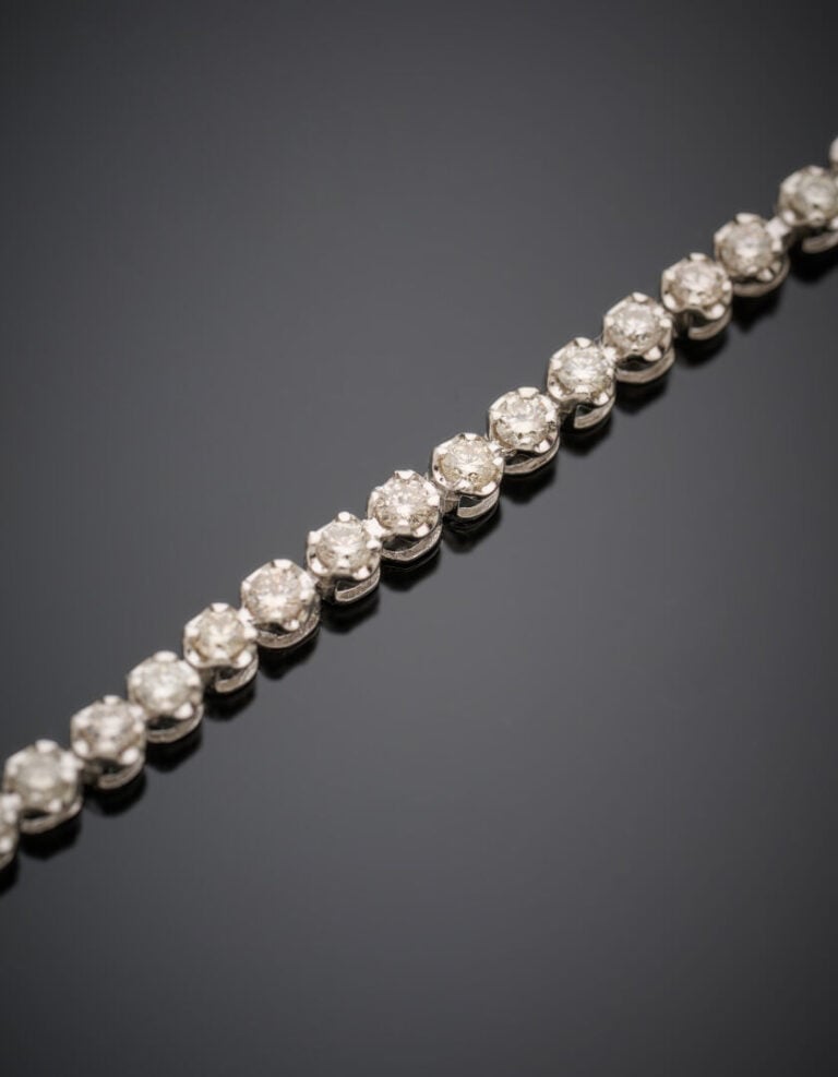 BRACELET fin en platine (950‰) serti d'un alignement de diamants taille brillan…