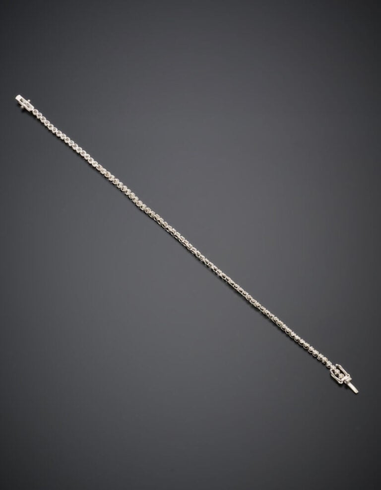 BRACELET fin en platine (950‰) serti d'un alignement de diamants taille brillan…