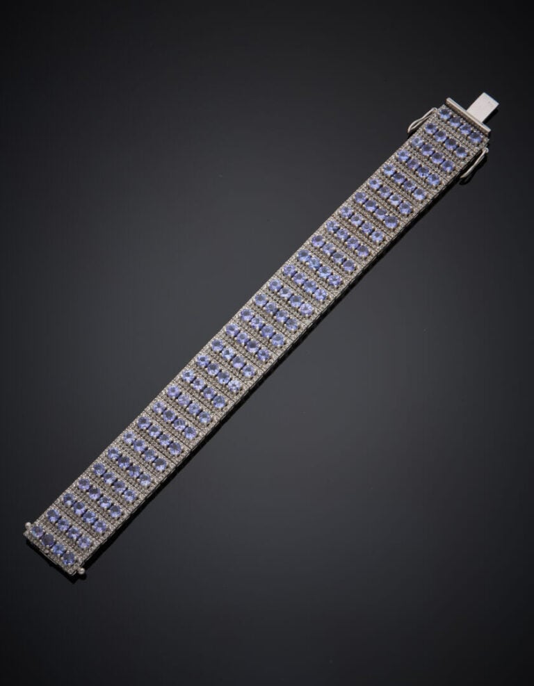 BRACELET manchette en argent (925‰) articulé, serti d'alignements de tanzanites…