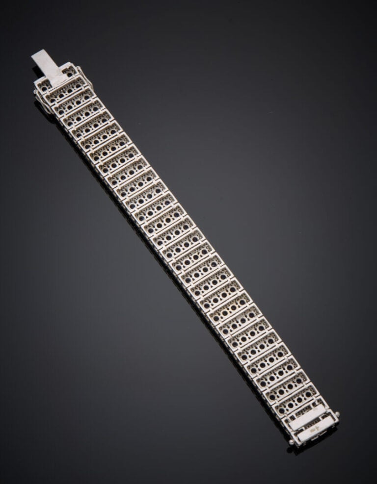 BRACELET manchette en argent (925‰) articulé, serti d'alignements de tanzanites…