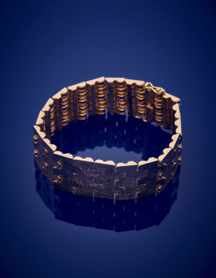 BRACELET manchette en or jaune (750‰) articulé à maillons barrettes godrons et…