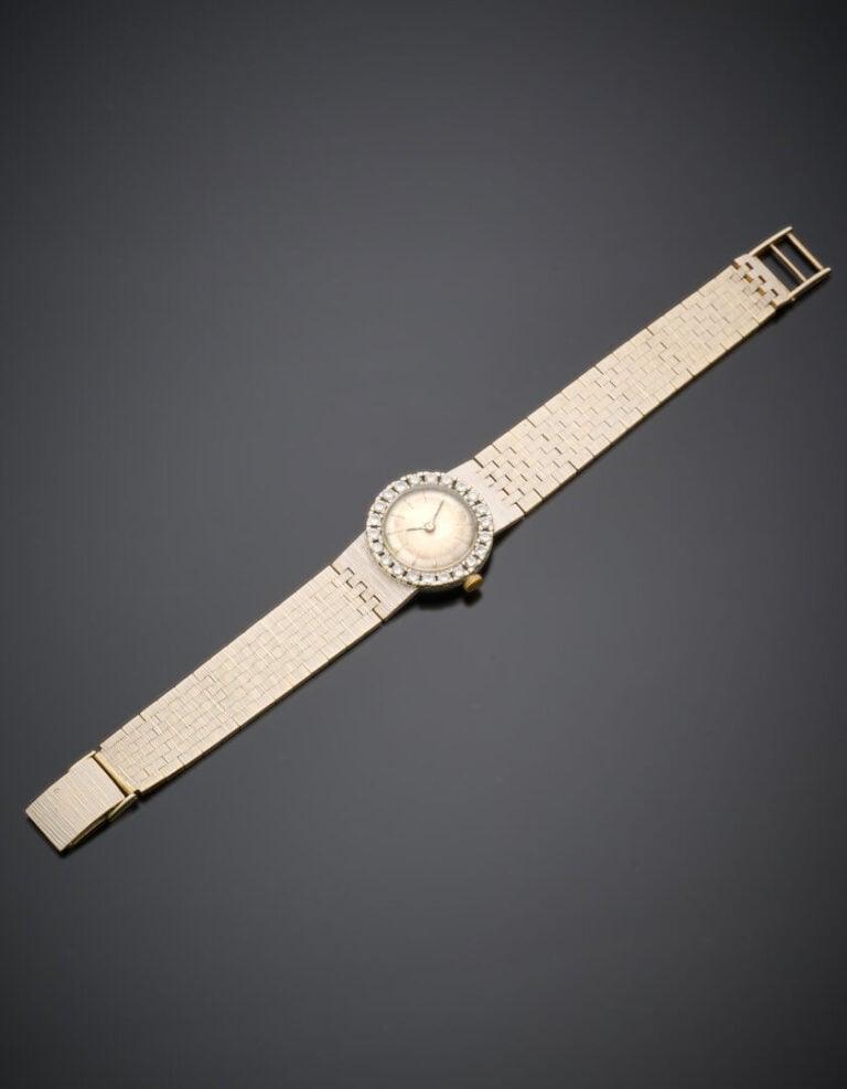 BRACELET MONTRE ronde de dame, en or gris (750‰). Lunette sertie de diamants ta…