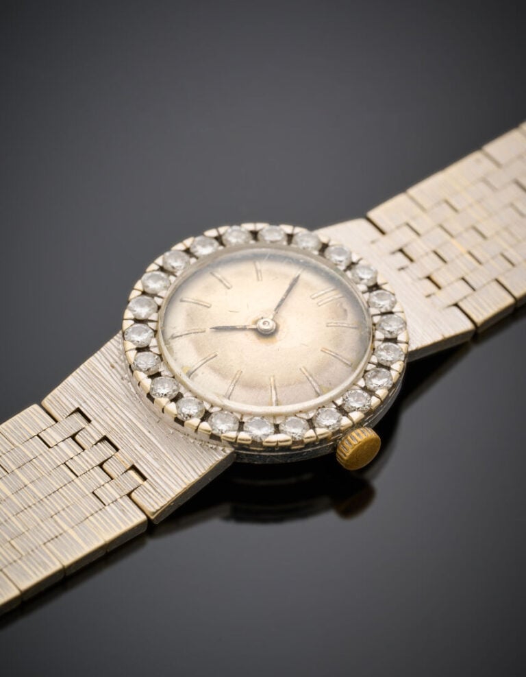 BRACELET MONTRE ronde de dame, en or gris (750‰). Lunette sertie de diamants ta…