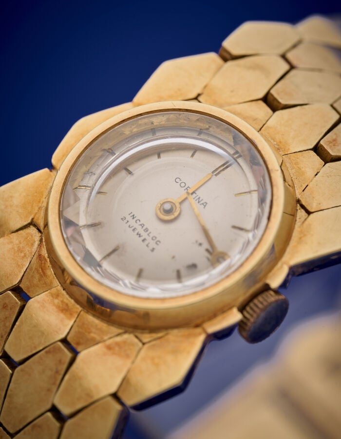 BRACELET MONTRE ronde de dame en or jaune (585‰) 14 carats. Verre facetté, cadr…