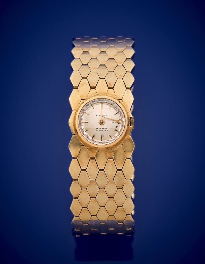 BRACELET MONTRE ronde de dame en or jaune (585‰) 14 carats. Verre facetté, cadr…
