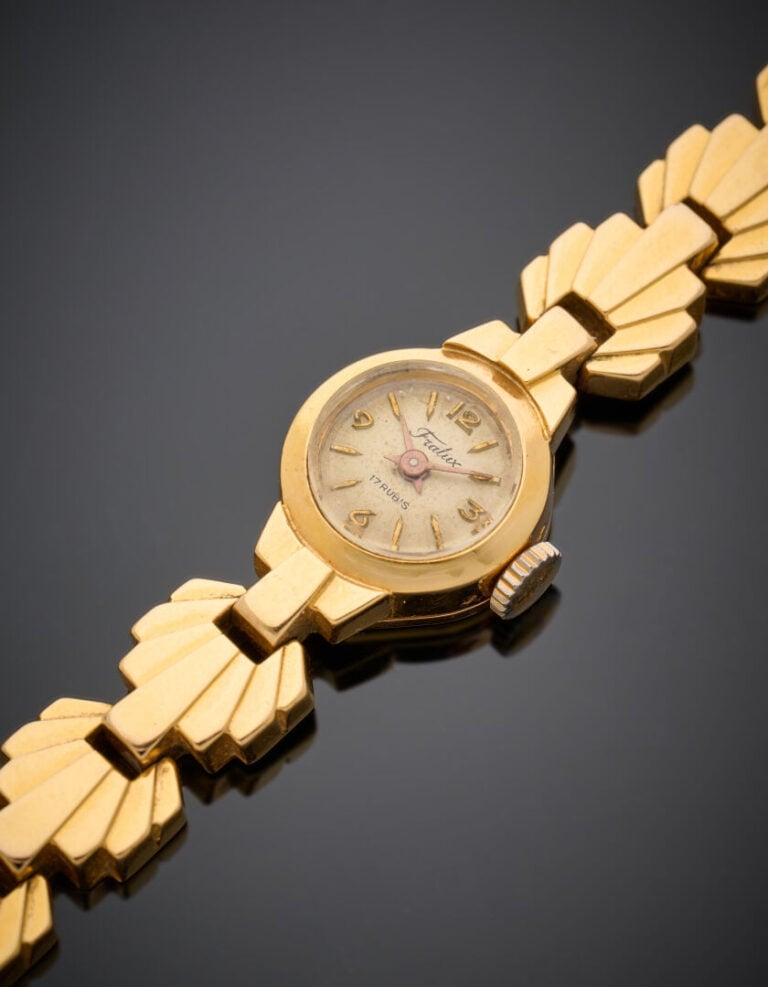 BRACELET MONTRE ronde de dame en or jaune (750‰) à maillons géométriques. Cadra…
