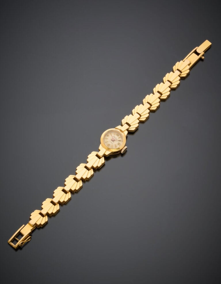 BRACELET MONTRE ronde de dame en or jaune (750‰) à maillons géométriques. Cadra…