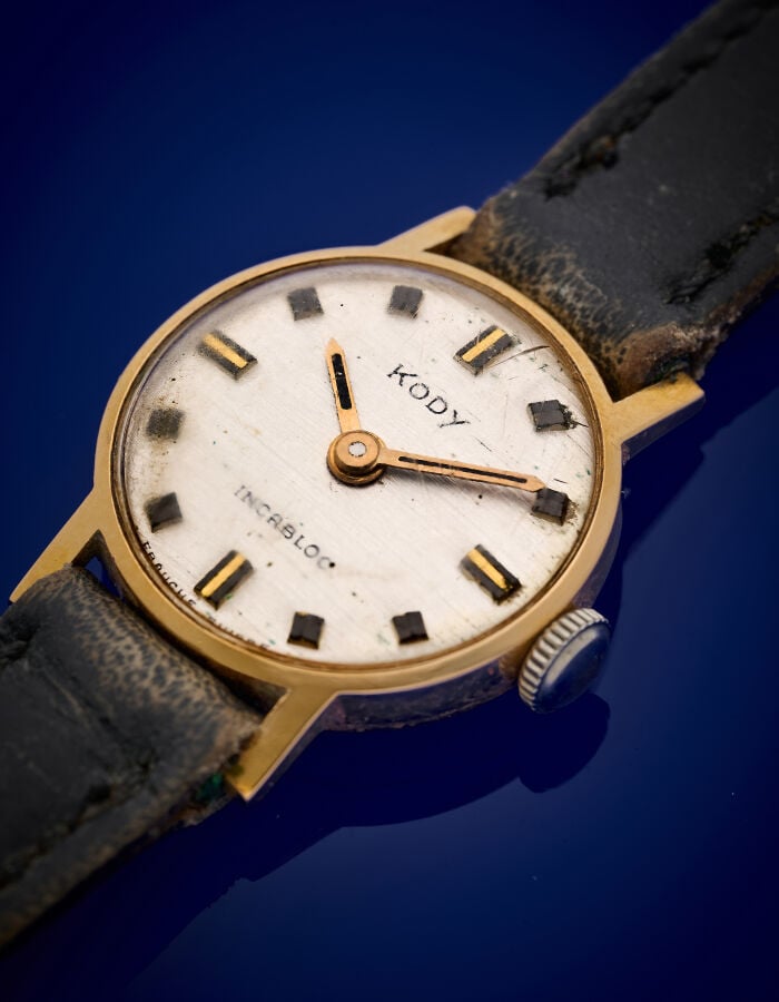 BRACELET MONTRE ronde de dame en or jaune (750‰). Cadran silver guilloché, inde…