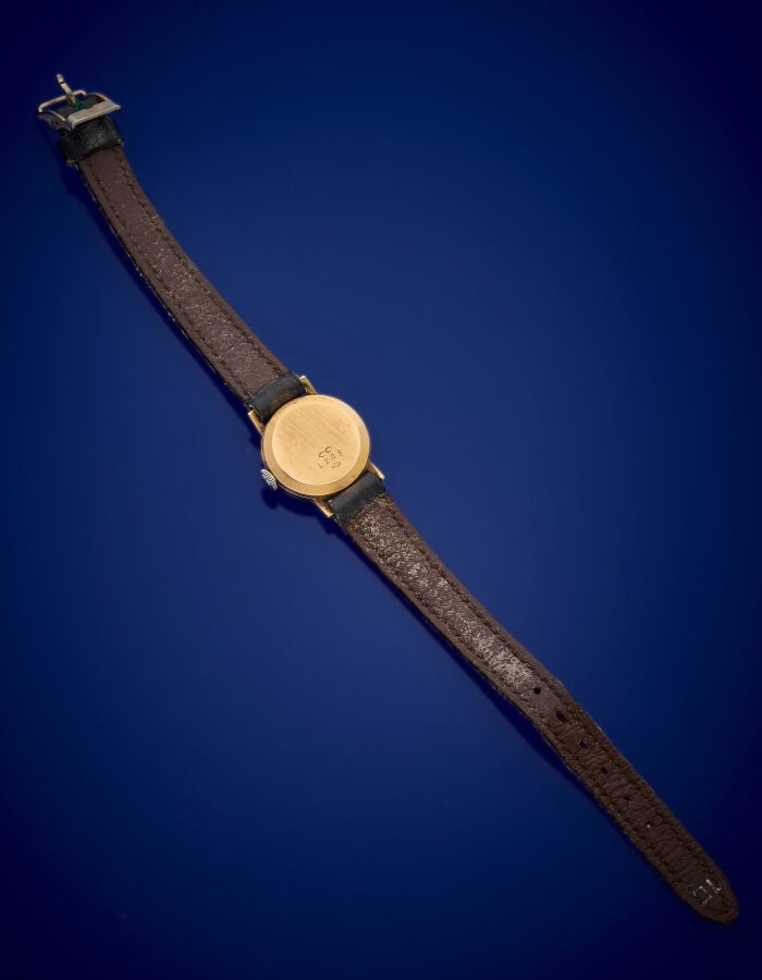 BRACELET MONTRE ronde de dame en or jaune (750‰). Cadran silver guilloché, inde…