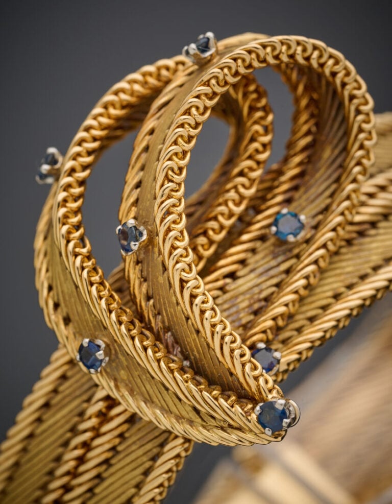 BRACELET souple en or jaune et rose (750‰) guilloché et satiné, centré d'un imp…