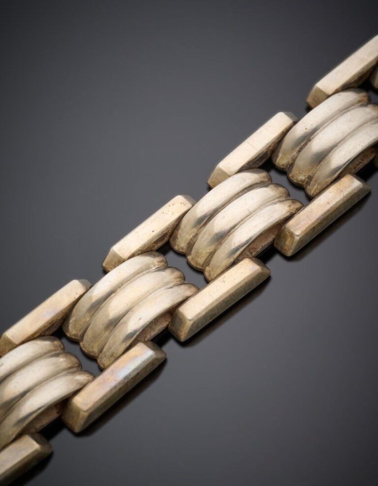 BRACELET "Tank" en argent (800‰) à maillons articulés partiellement godronnés.…