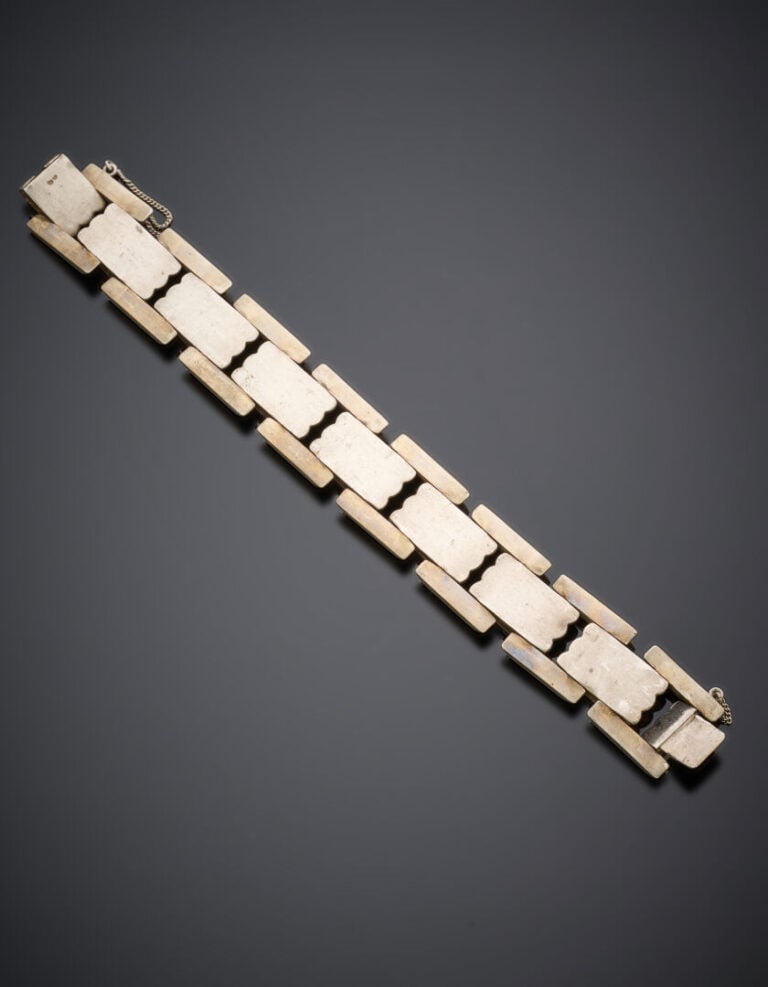 BRACELET "Tank" en argent (800‰) à maillons articulés partiellement godronnés.…