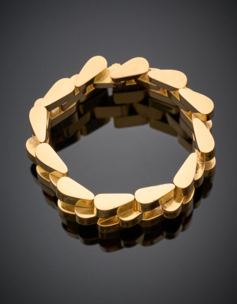 BRACELET " Tank " en or jaune (750°/°°). - Vers 1940. - Long.: 18,6 cm. Larg.:…