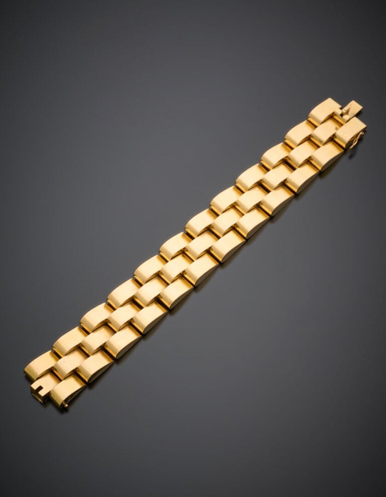 BRACELET " Tank " en or jaune (750°/°°). - Vers 1940. - Long.: 18,6 cm. Larg.:…