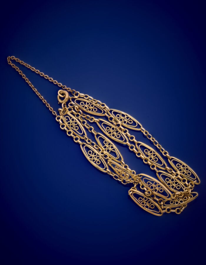 BRACELET triple chaînettes en or jaune (750‰) à maillons navettes ajourés. - Ch…