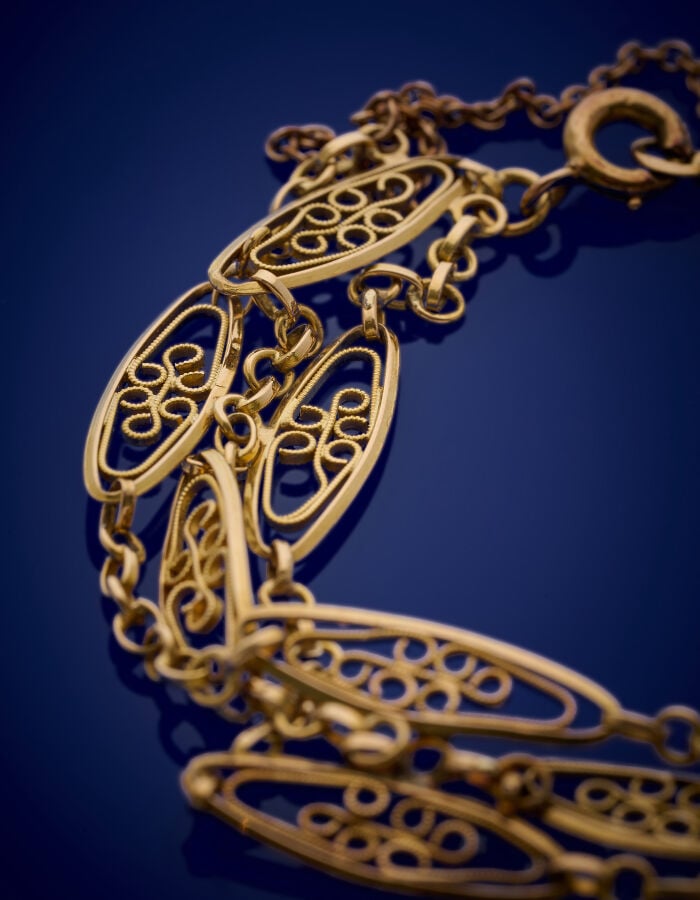 BRACELET triple chaînettes en or jaune (750‰) à maillons navettes ajourés. - Ch…