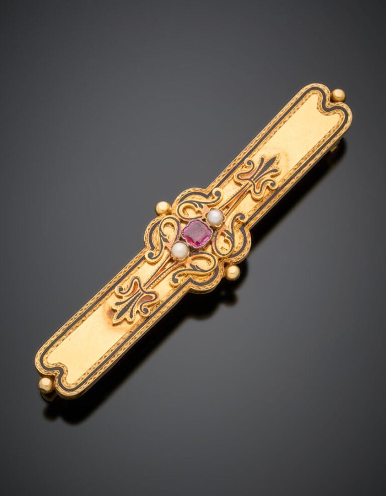 BROCHE "barrette" plate en or jaune (750°/°°) partiellement ciselé, rehaussée d…
