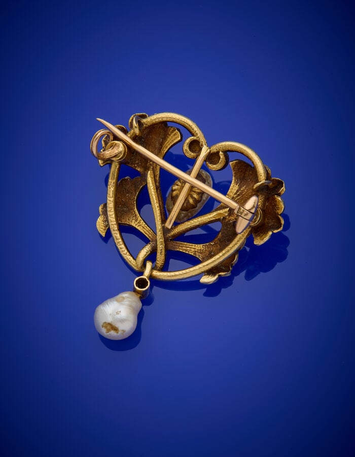 BROCHE "cœur" en or jaune (750‰) ajouré et finement martelé, à motif de "quatre…