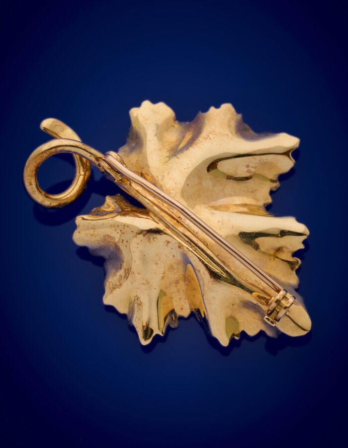 BROCHE "feuille de vigne" en or jaune (750‰) partiellement dépoli et ciselé, se…