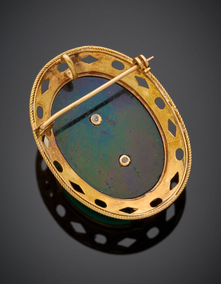 BROCHE ovale en or jaune (750°/°°) ajourée et ciselée à motifs géométriques, ce…