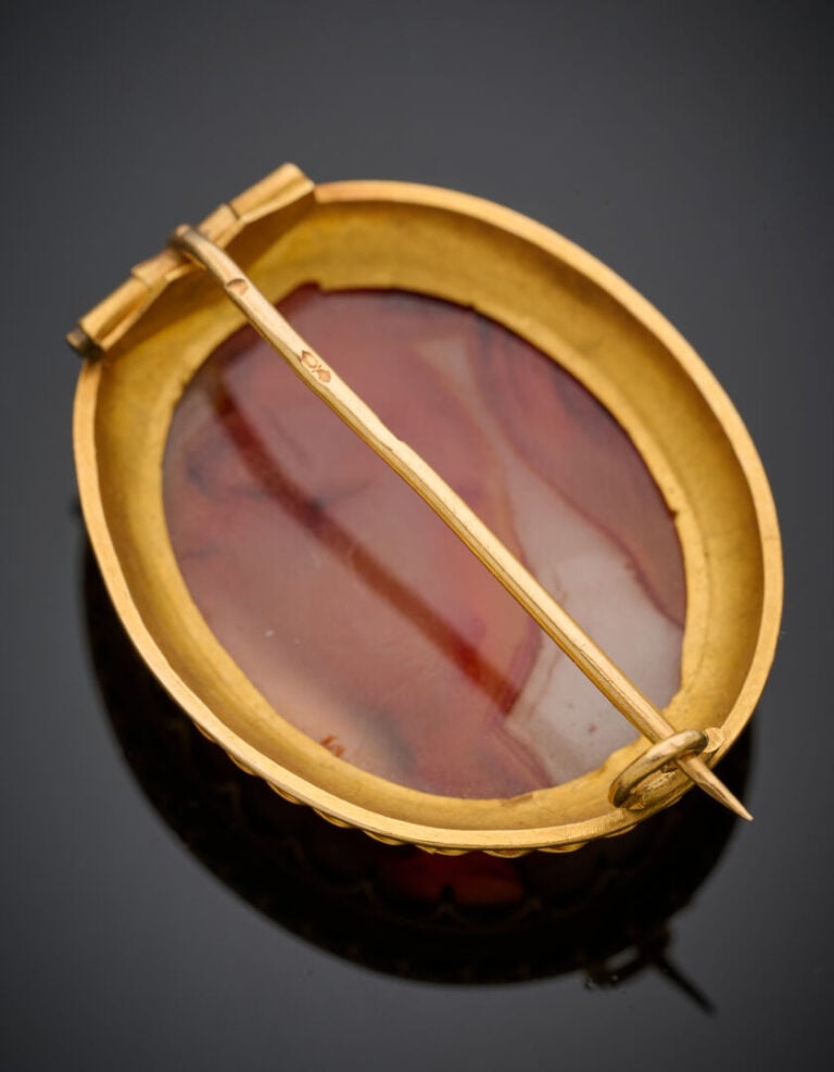 BROCHE ovale en or jaune (750‰) torsadé serti d'un camée figurant un profil d'h…