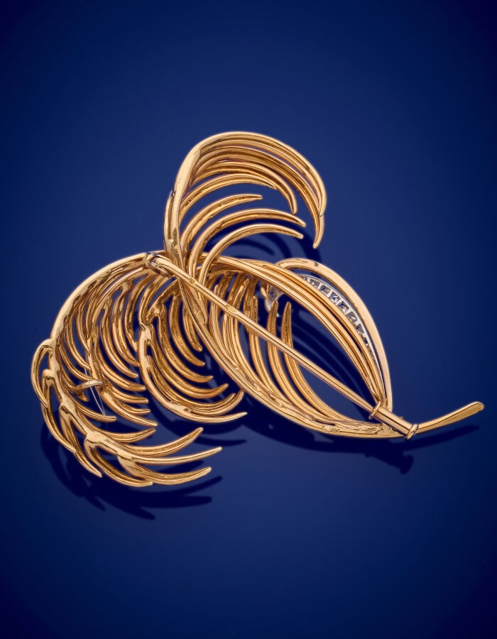 BROCHE "palmier" en platine (950‰) et or jaune (750‰) ajouré, ciselé, serti d'u…