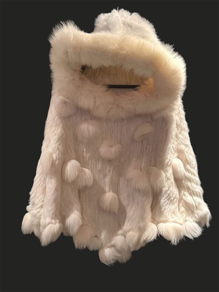 Cape courte en renard blanc à capuche orné de pompons