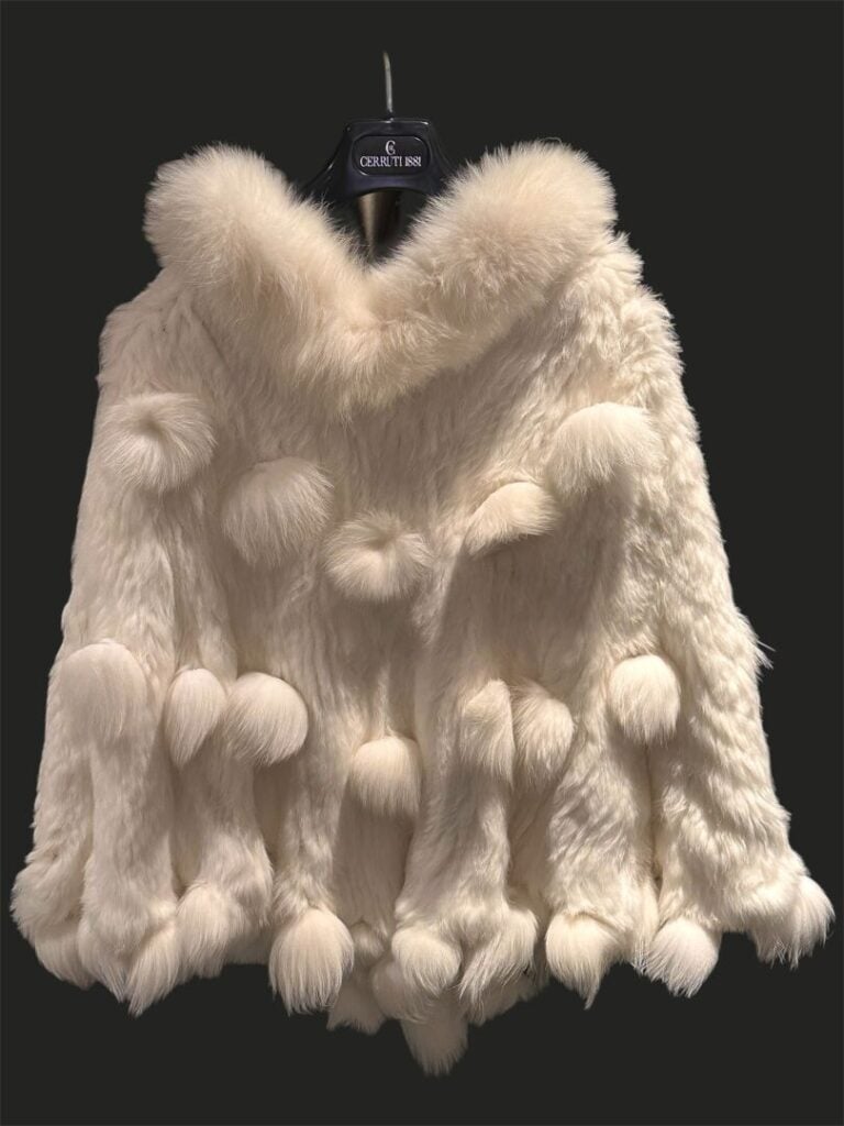 Cape courte en renard blanc à capuche orné de pompons