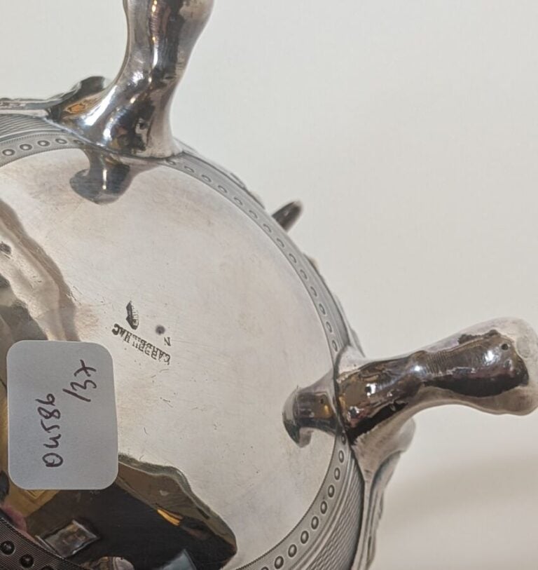 CARDEILHAC. Verseuse en argent (950 ‰), le corps guilloché à motif d'une réserv…
