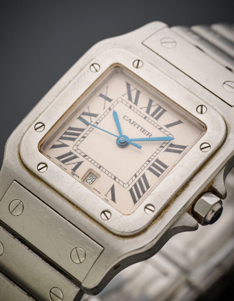 CARTIER - BRACELET MONTRE carrée en acier modèle "Santos". Lunette à vis, cadra…