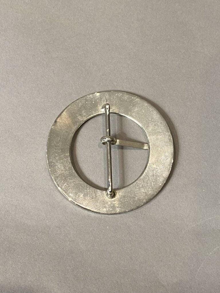 CELINE - Boucle de ceinture de forme ronde en métal argenté, signée