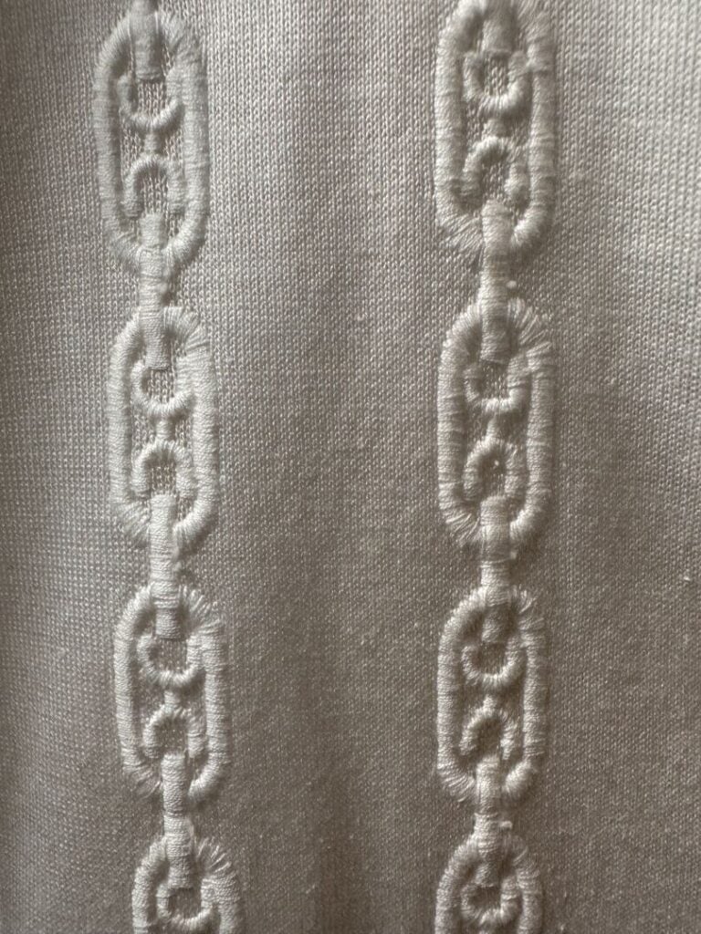 CELINE - Chemisier manches courtes en coton blanc et - broderies logotypées. -…