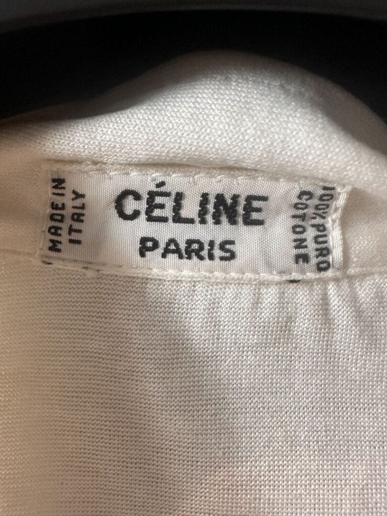 CELINE - Chemisier manches courtes en coton blanc et - broderies logotypées. -…