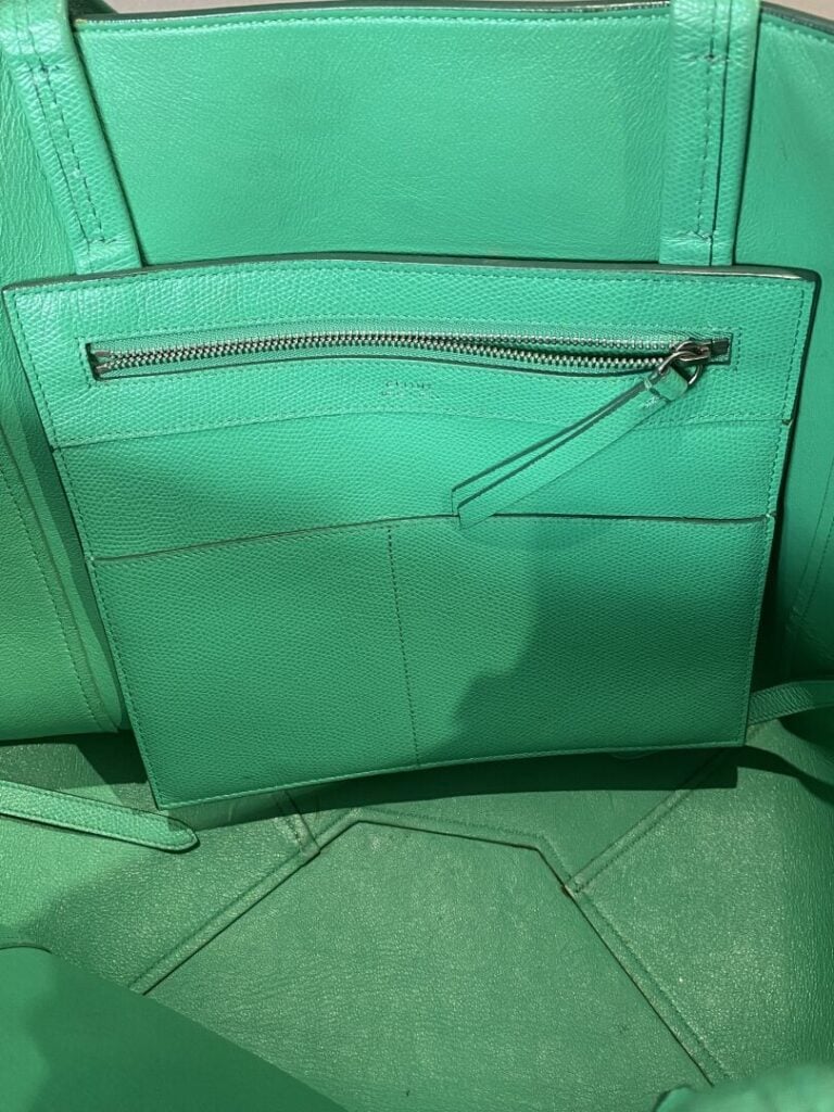 CELINE - Sac cabas en cuir vert émeraude, double anses. - Une poche zippée a l'…