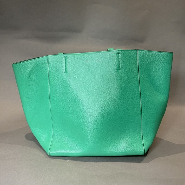 CELINE - Sac cabas en cuir vert émeraude, double anses. - Une poche zippée a l'…