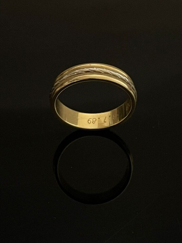 Chaîne en or jaune (750) à maille forçat limée - Poids : 6.2 g - On joint une a…