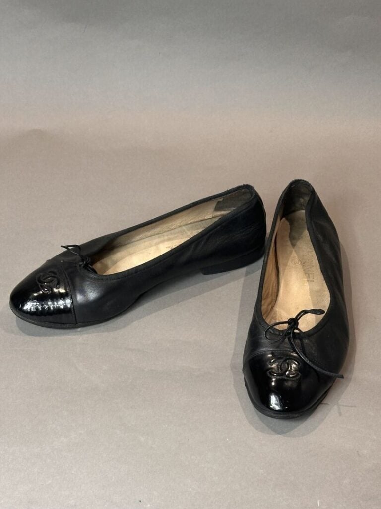 CHANEL - Ballerines « Cambon » en cuir d'agneau et cuir verni noir, siglées, re…