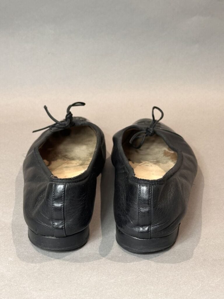 CHANEL - Ballerines « Cambon » en cuir d'agneau et cuir verni noir, siglées, re…
