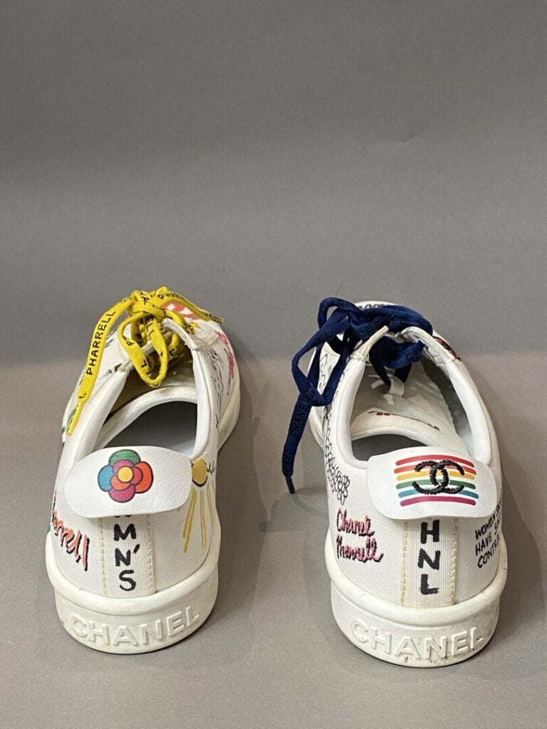 CHANEL - Baskets en toile et cuir blanc, inscriptions multicolores - Collection…