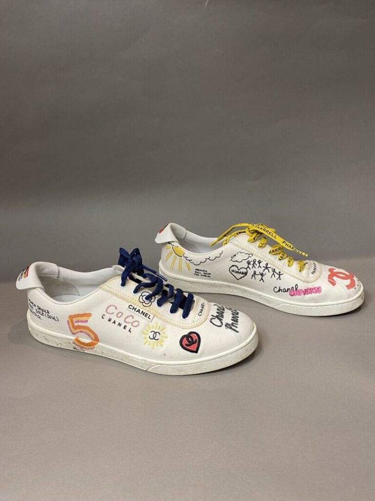 CHANEL - Baskets en toile et cuir blanc, inscriptions multicolores - Collection…