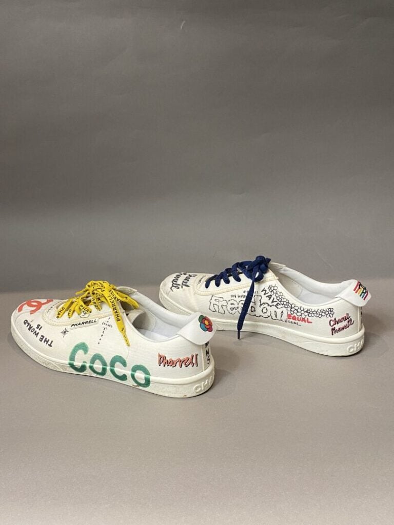 CHANEL - Baskets en toile et cuir blanc, inscriptions multicolores - Collection…