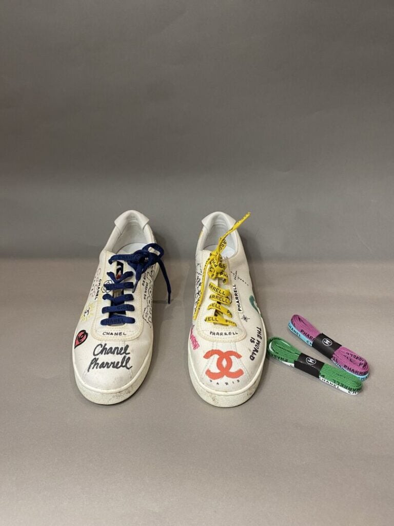CHANEL - Baskets en toile et cuir blanc, inscriptions multicolores - Collection…