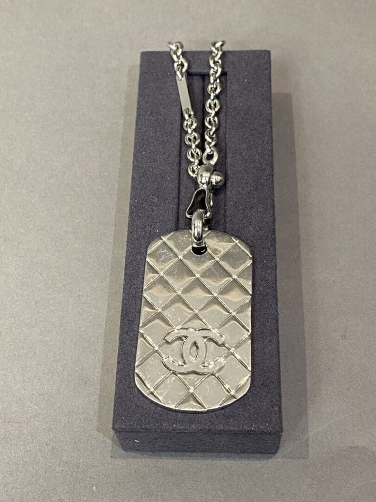 CHANEL circa 2004 - Porte-clefs chaîne en métal argenté retenant un pendentif d…